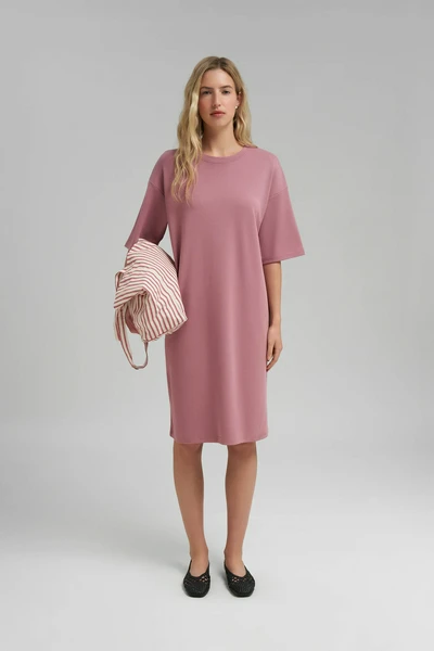 Свободное платье-футболка Finn Flare из трикотажа интерлок, фиолетовый, арт. BAS-100198