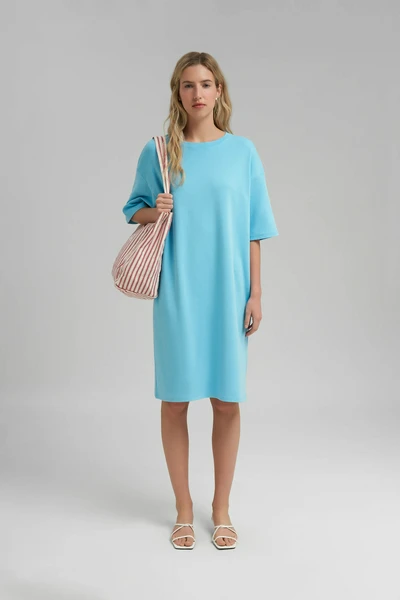 Свободное платье-футболка Finn Flare из трикотажа интерлок, голубой, арт. BAS-100198